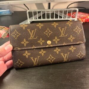 Authentic Louis Vuitton Monogram Bifold Long Sarah Wallet!